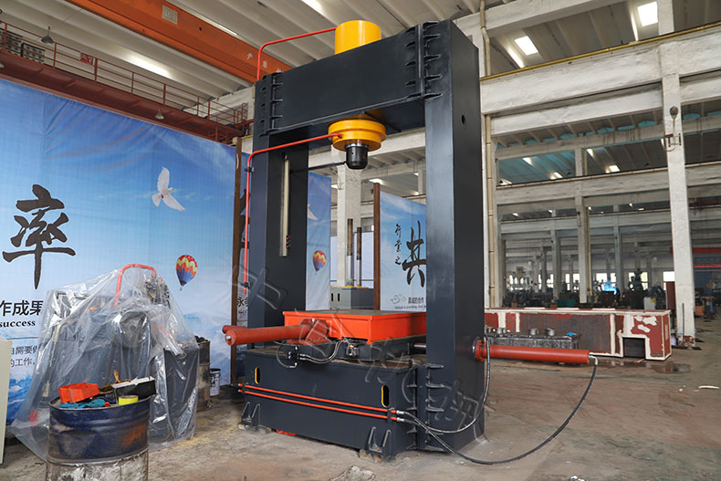 315T龍門移動側缸式液壓機(圖1) 315T龍門移動側缸式液壓機(圖1)