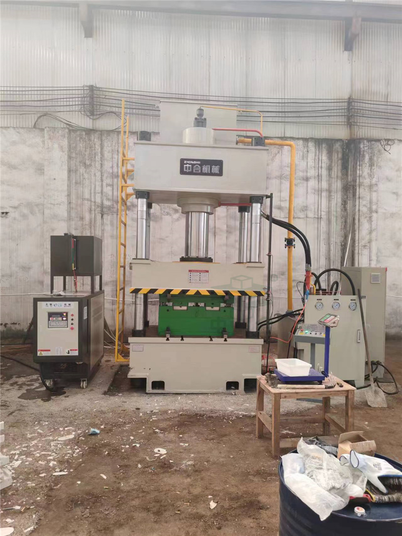 石英石水槽液壓機(jī)客戶現(xiàn)場 石英石水槽液壓機(jī)客戶現(xiàn)場