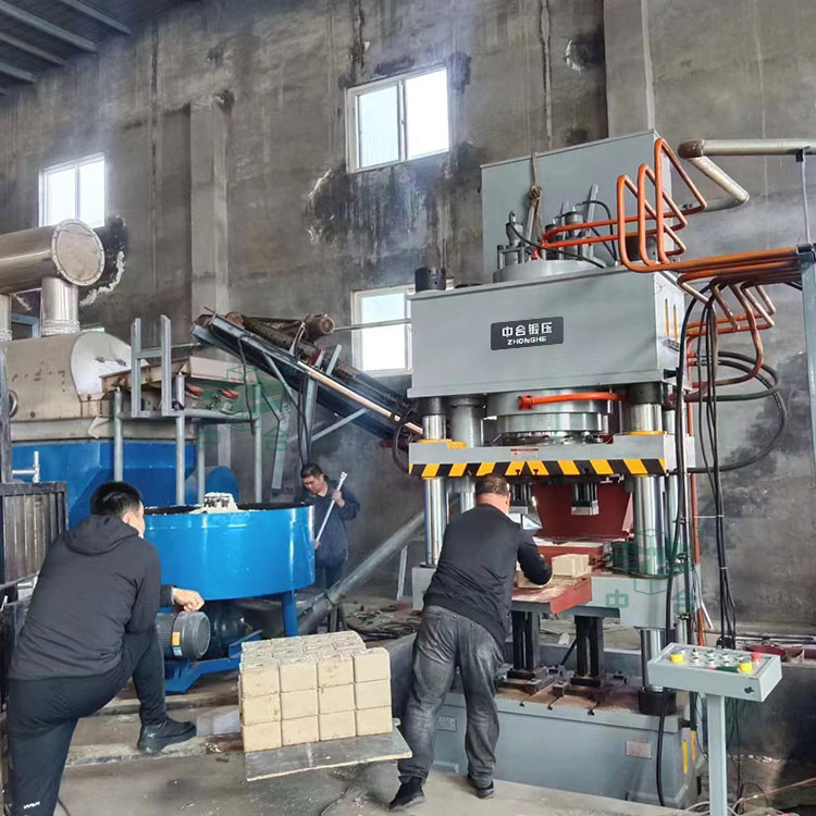 630噸牛羊舔鹽壓塊機(生產線).jpg 630噸牛羊舔鹽壓塊機(生產線).jpg