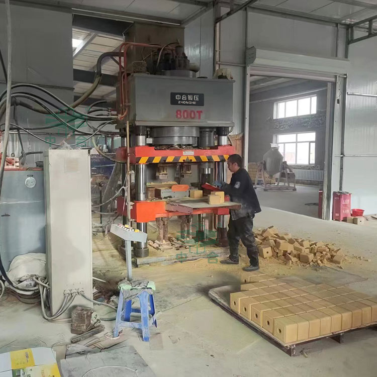 800噸鹽磚機(800噸四梁四柱液壓機).jpg 800噸鹽磚機(800噸四梁四柱液壓機).jpg