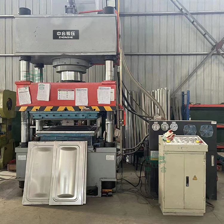 400噸巧克力不銹鋼水箱板液壓機.jpg 400噸巧克力不銹鋼水箱板液壓機.jpg