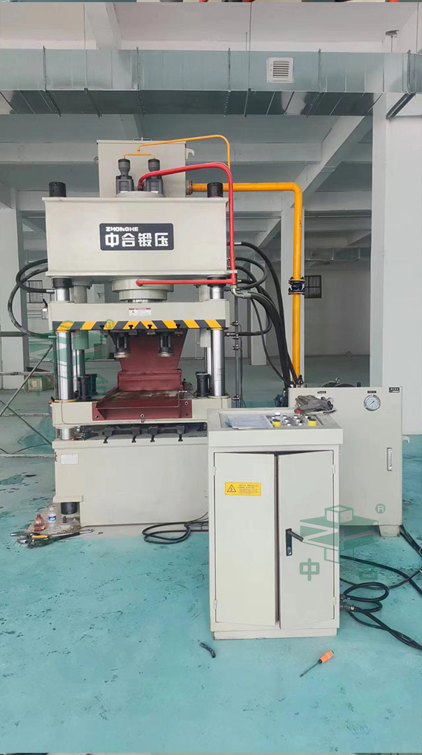 250噸四梁四柱液壓機客戶現場.jpg 250噸四梁四柱液壓機客戶現場.jpg