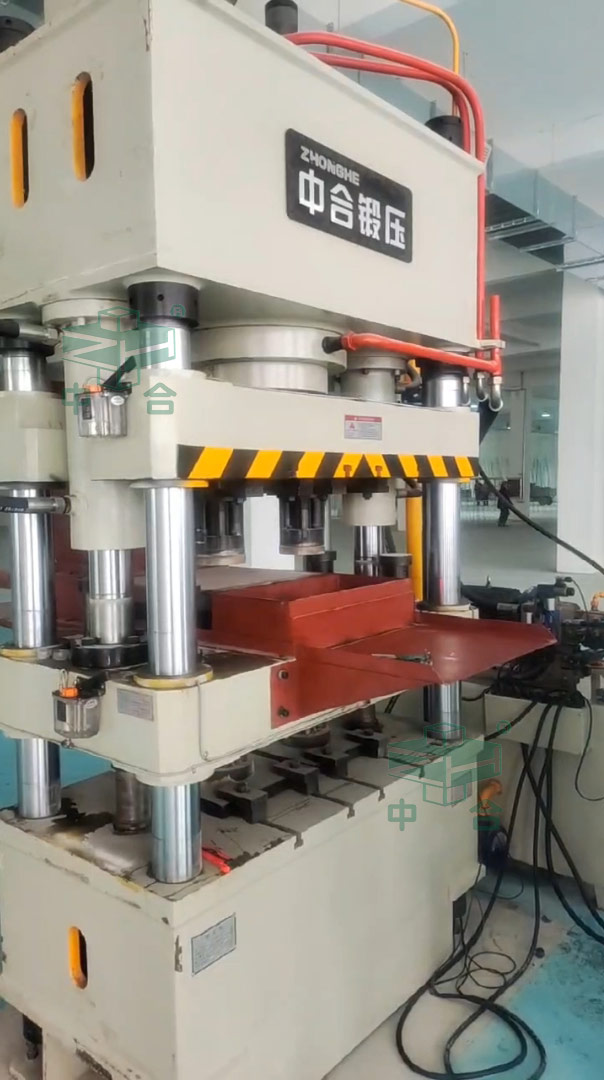 250噸全自動粉末成型液壓機試機.jpg 250噸全自動粉末成型液壓機試機.jpg