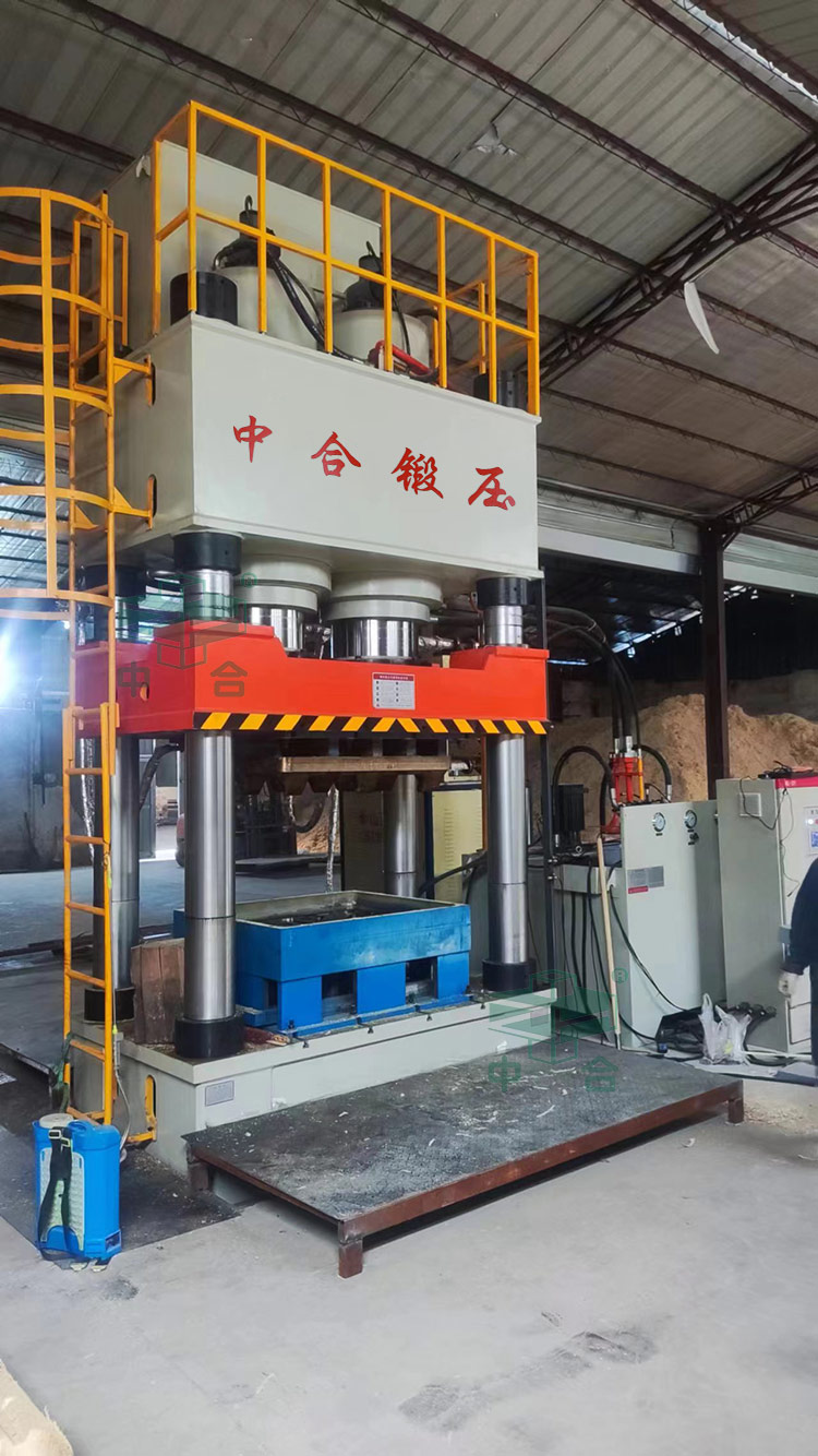 1250噸木屑托盤成型液壓機客戶車間試機.jpg 1250噸木屑托盤成型液壓機客戶車間試機.jpg