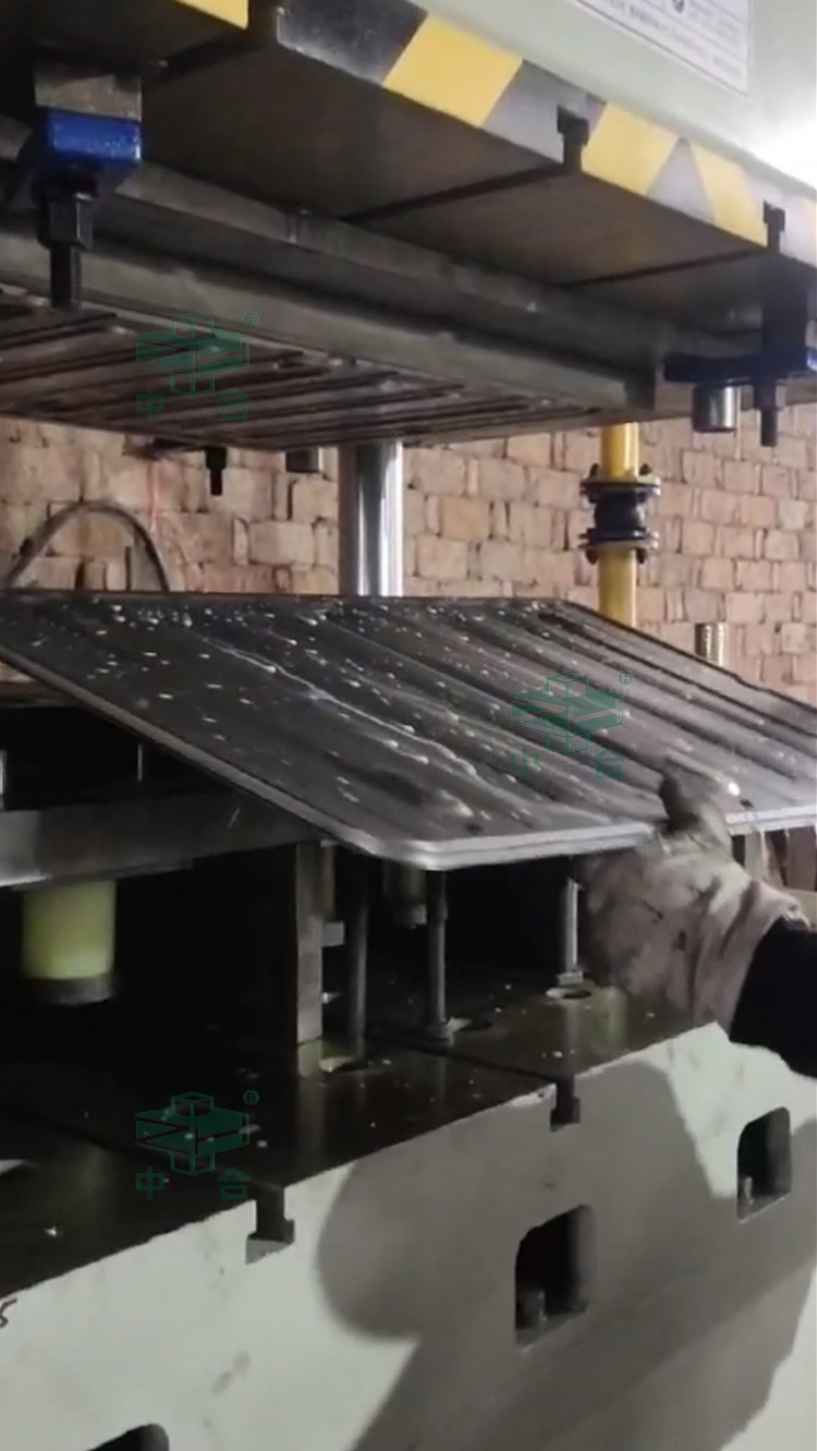 200噸四柱液壓機拉伸節(jié)能燈后殼.jpg 200噸四柱液壓機拉伸節(jié)能燈后殼.jpg