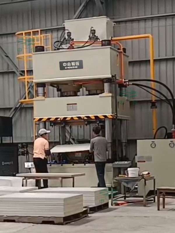 630噸墻面裝飾板成型液壓機(jī)現(xiàn)場(chǎng) 630噸墻面裝飾板成型液壓機(jī)現(xiàn)場(chǎng)