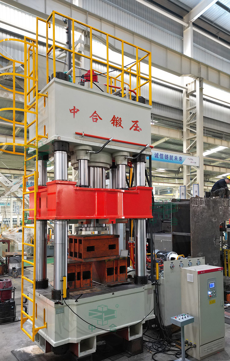 800噸三梁四柱液壓機(jī)帶壓邊缸.jpg 800噸三梁四柱液壓機(jī)帶壓邊缸.jpg