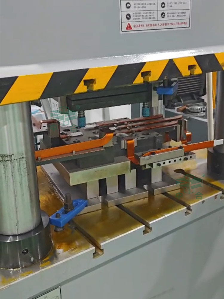 400噸四柱液壓機沖壓新能源電車配件.jpg 400噸四柱液壓機沖壓新能源電車配件.jpg