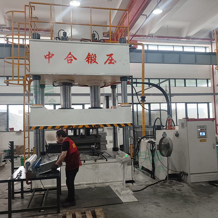 500噸不銹鋼水槽拉伸液壓機現場 500噸不銹鋼水槽拉伸液壓機現場