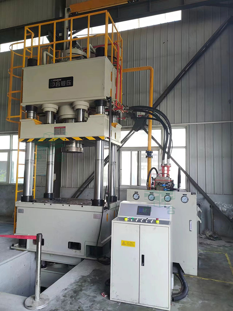 500噸封頭液壓機現場調試.jpg 500噸封頭液壓機現場調試.jpg