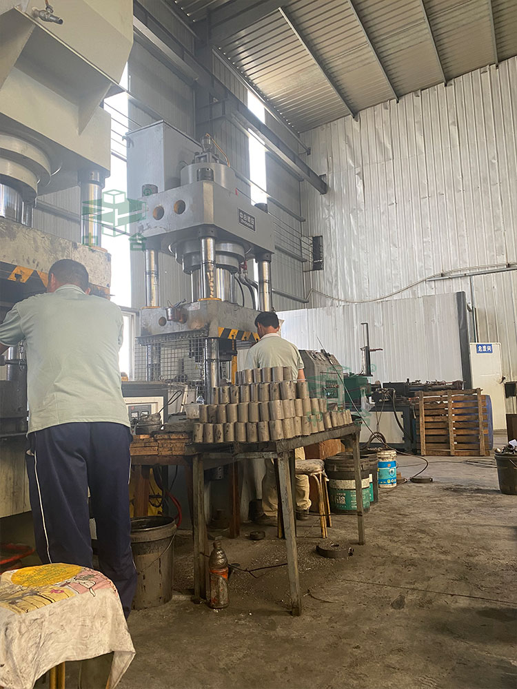 500噸四柱液壓機客戶現場.jpg 500噸四柱液壓機客戶現場.jpg