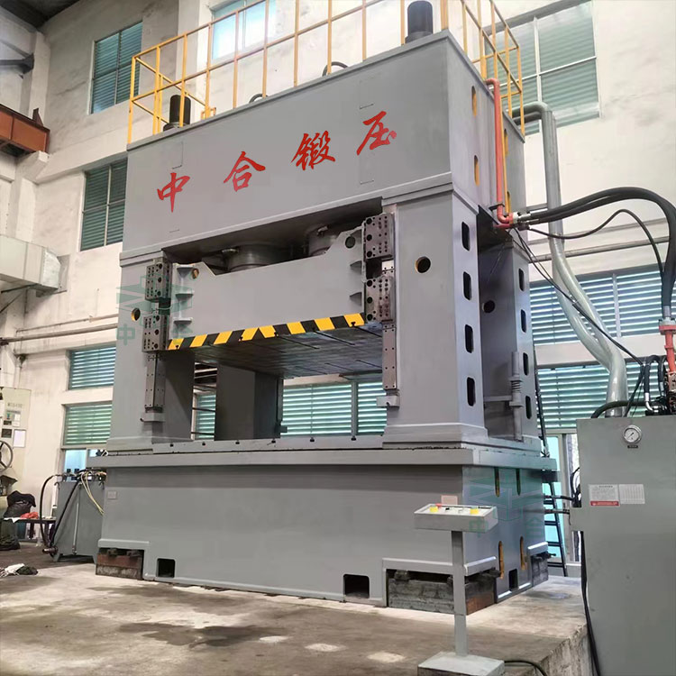 2000噸框架式液壓機客戶現場.jpg 2000噸框架式液壓機客戶現場.jpg