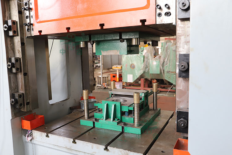 800噸錨桿托盤液壓機試機.jpg 800噸錨桿托盤液壓機試機.jpg