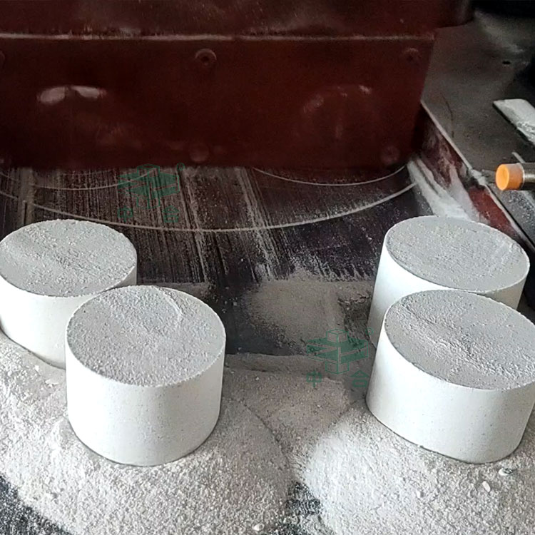 冶煉添加劑粉末壓塊.jpg 冶煉添加劑粉末壓塊.jpg