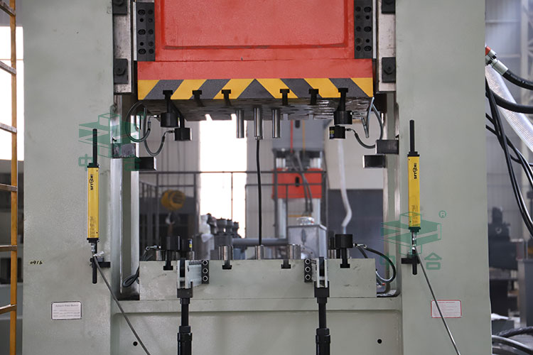 630噸框架式液壓機細節.jpg 630噸框架式液壓機細節.jpg