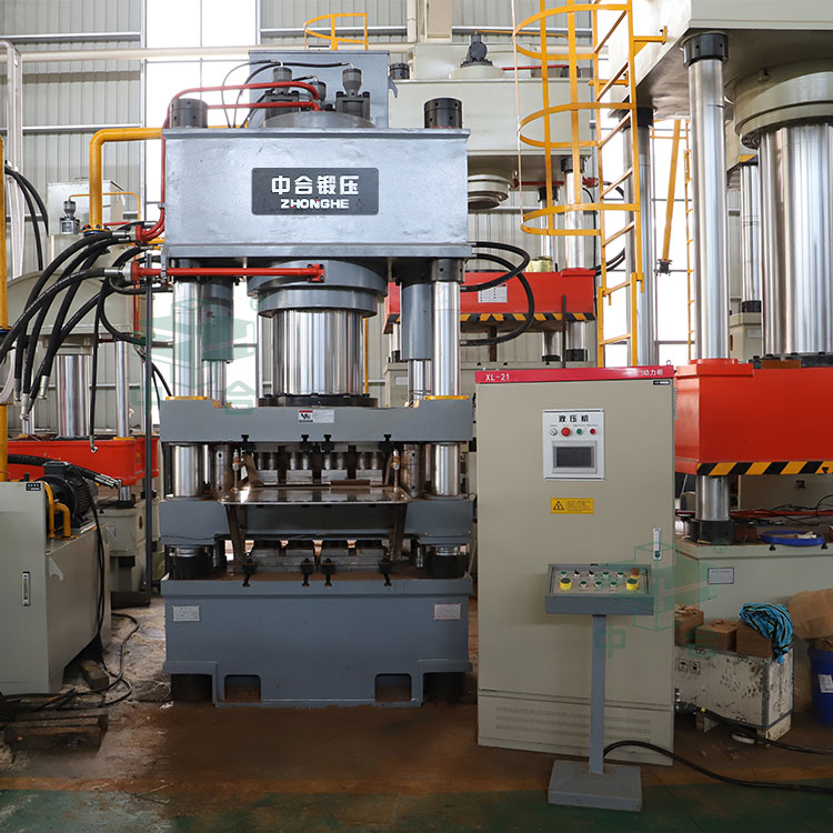 630噸四梁四柱液壓機車間實物.jpg 630噸四梁四柱液壓機車間實物.jpg