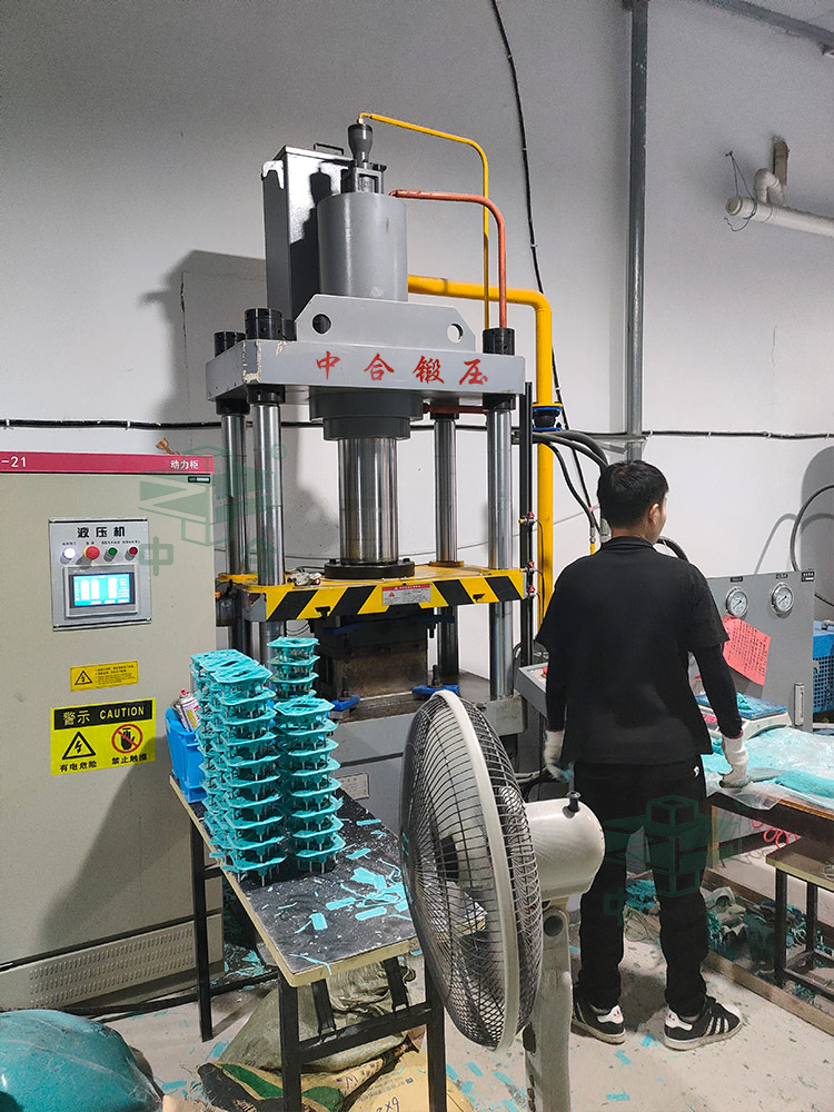 125噸三梁四柱液壓機現場.jpg 125噸三梁四柱液壓機現場.jpg