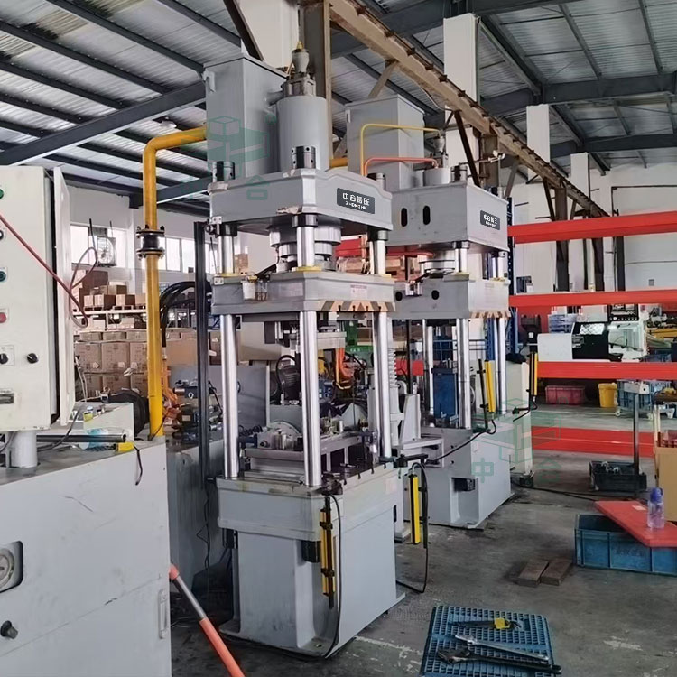 100噸四柱液壓機客戶車間現場.jpg 100噸四柱液壓機客戶車間現場.jpg