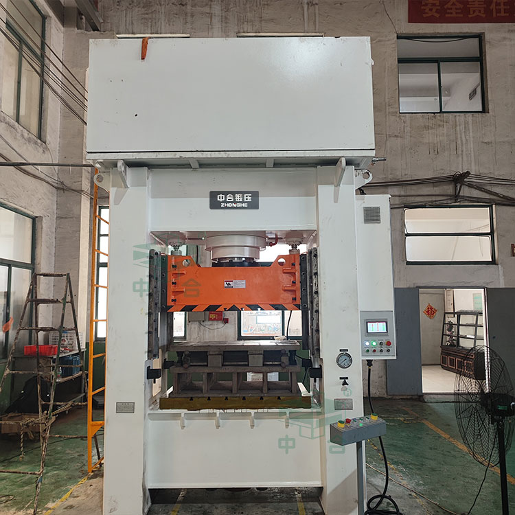 315噸框架式液壓機現場.jpg 315噸框架式液壓機現場.jpg