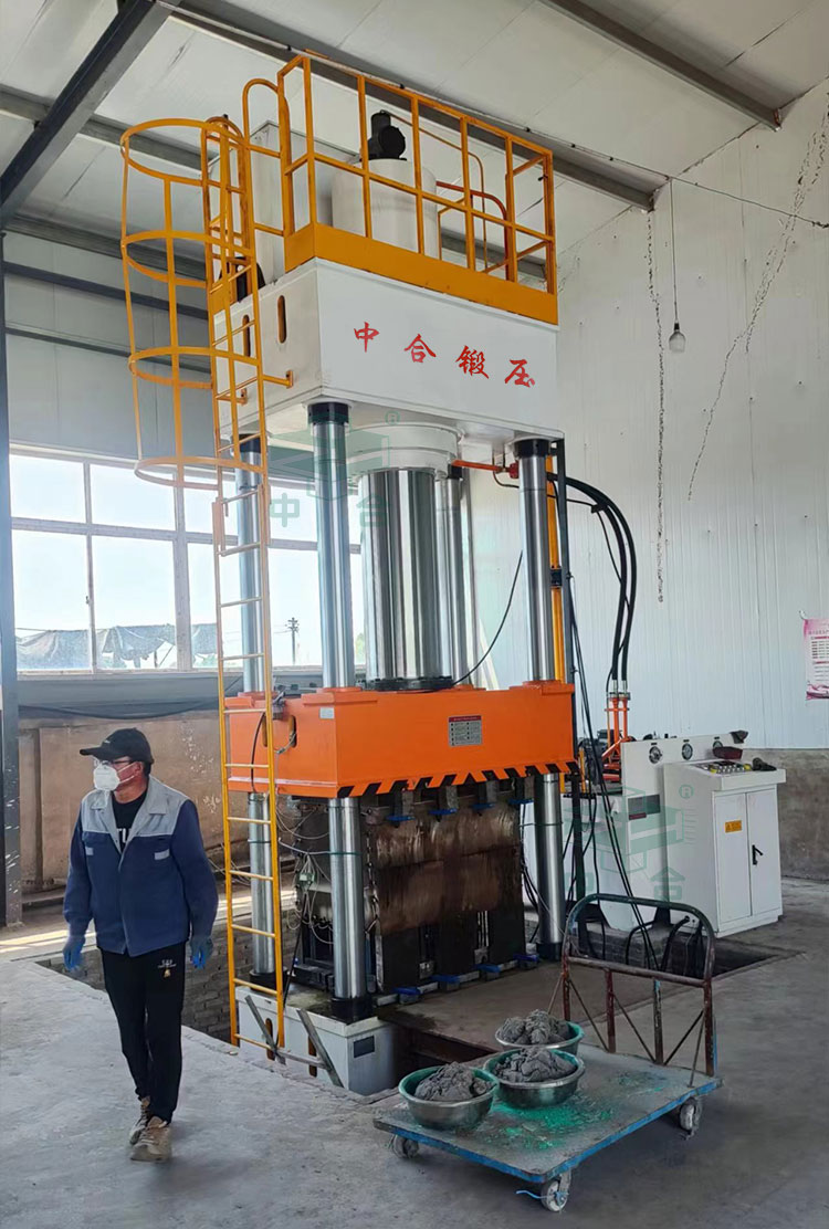 630噸U型復合樹脂排水溝成型液壓機.jpg 630噸U型復合樹脂排水溝成型液壓機.jpg