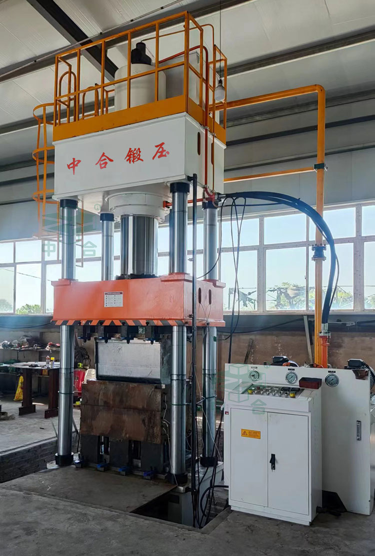 630噸U型復合樹脂排水溝成型液壓機試機.jpg 630噸U型復合樹脂排水溝成型液壓機試機.jpg