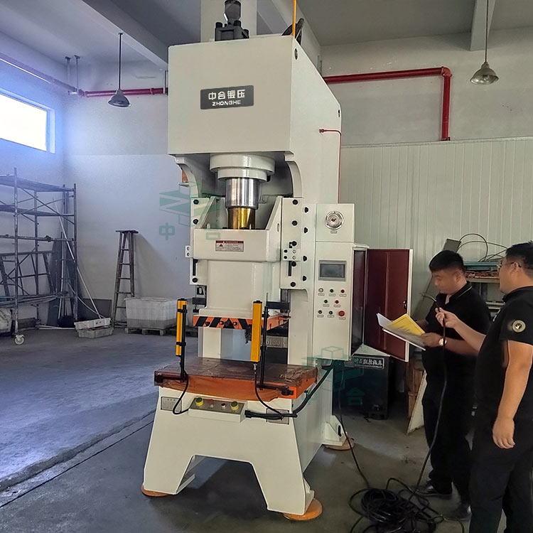 100噸液壓沖床現(xiàn)場(chǎng)安裝調(diào)試.jpg 100噸液壓沖床現(xiàn)場(chǎng)安裝調(diào)試.jpg