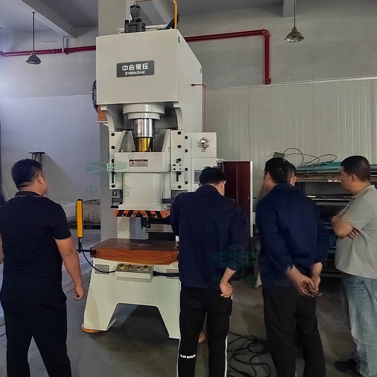 現(xiàn)場(chǎng)培訓(xùn)客戶使用100噸液壓沖床.jpg 現(xiàn)場(chǎng)培訓(xùn)客戶使用100噸液壓沖床.jpg