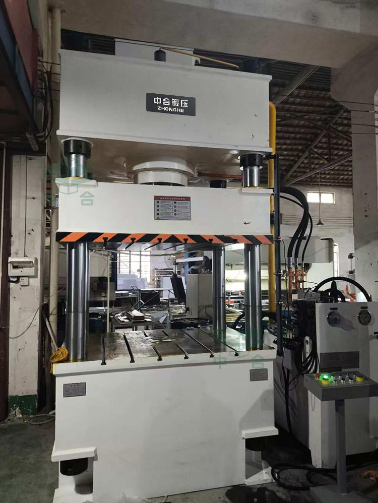 315噸三梁四柱液壓機(jī)現(xiàn)場.jpg 315噸三梁四柱液壓機(jī)現(xiàn)場.jpg