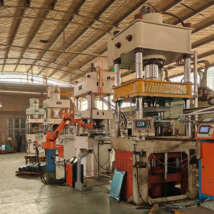 200噸三梁四柱液壓機現場.jpg 200噸三梁四柱液壓機現場.jpg