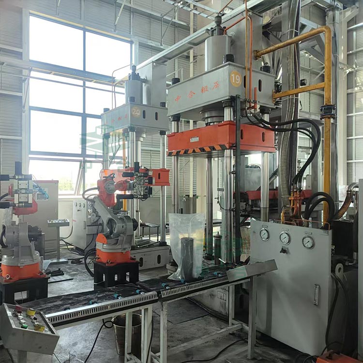 200噸石墨粉末成型液壓機(jī)現(xiàn)場(chǎng).jpg 200噸石墨粉末成型液壓機(jī)現(xiàn)場(chǎng).jpg