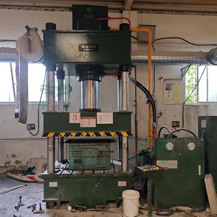 315噸玻璃鋼電表箱成型液壓機現(xiàn)場.jpg 315噸玻璃鋼電表箱成型液壓機現(xiàn)場.jpg