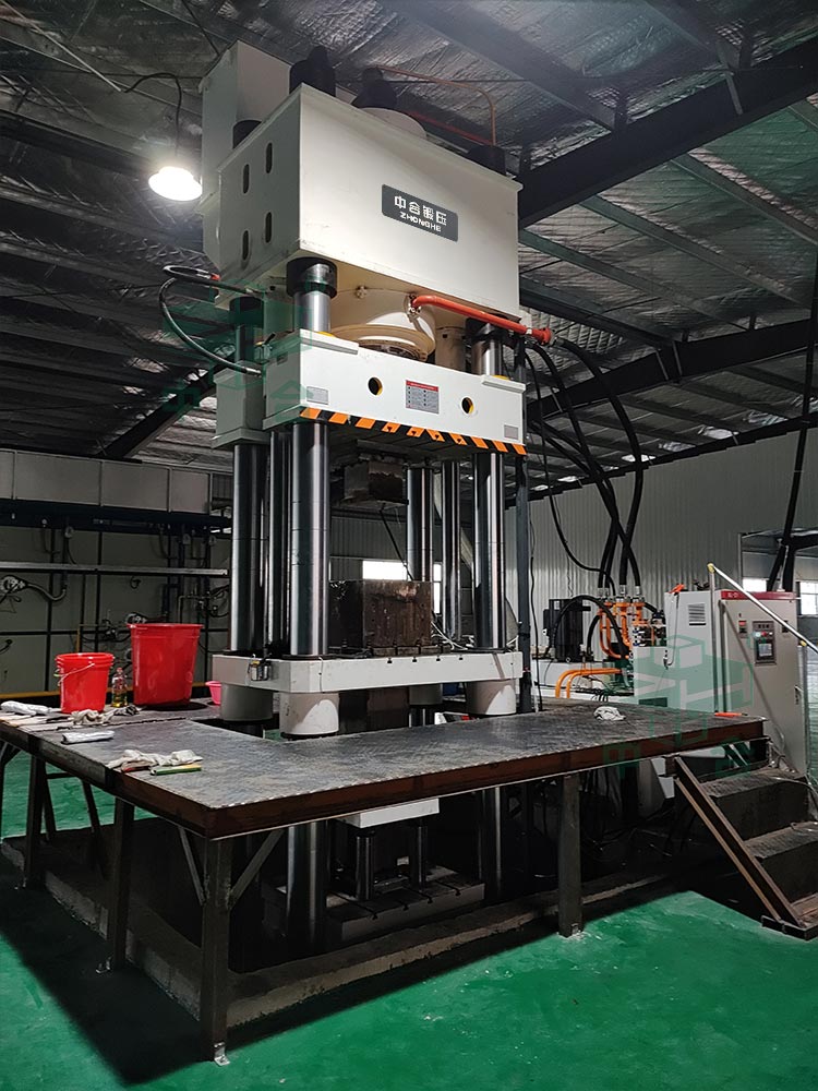 800噸石墨匣缽成型液壓機(jī).jpg 800噸石墨匣缽成型液壓機(jī).jpg