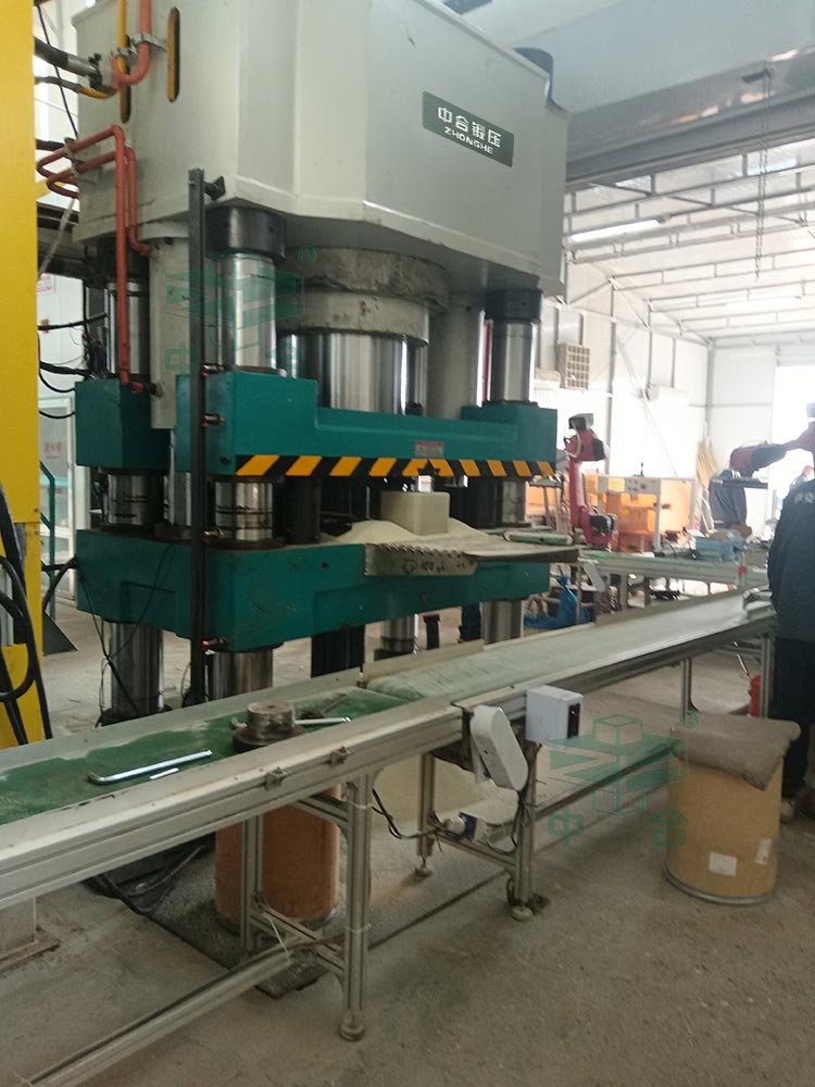 800噸鹽磚機(jī).jpg 800噸鹽磚機(jī).jpg