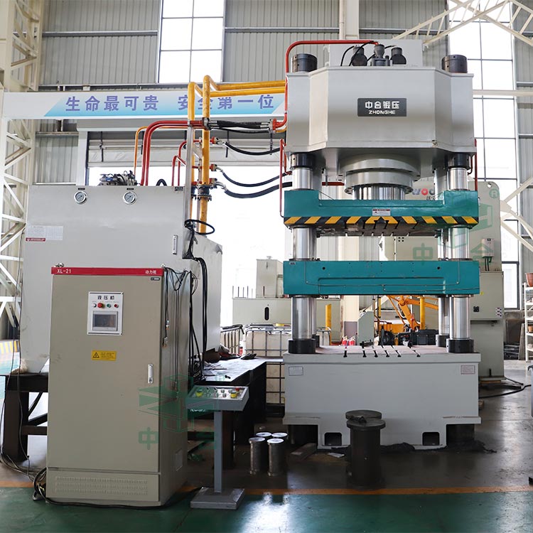 800噸牛羊舔磚液壓機(jī)車間實(shí)物.jpg 800噸牛羊舔磚液壓機(jī)車間實(shí)物.jpg