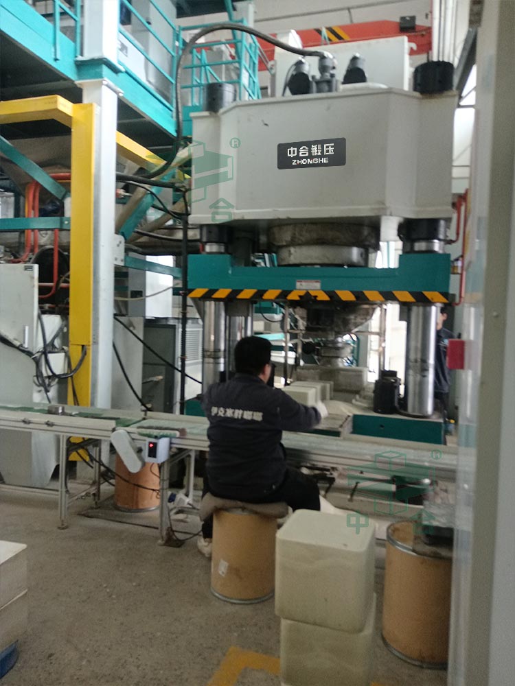 800噸牛羊舔磚液壓機(jī) 800噸牛羊舔磚液壓機(jī)