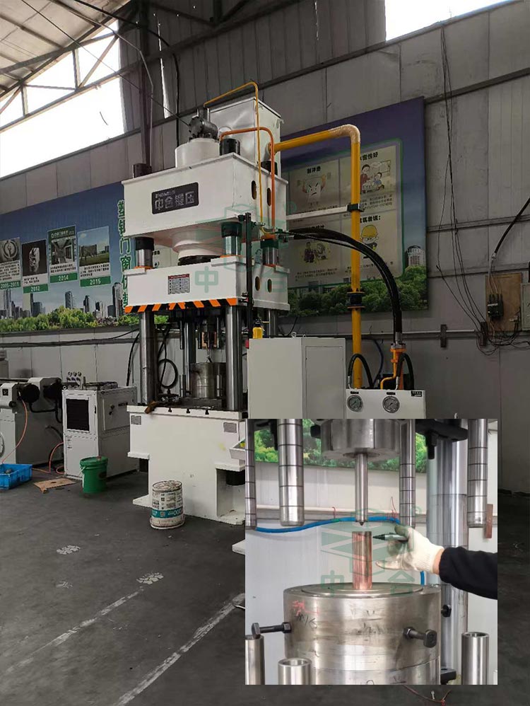 500噸三梁四柱液壓機現場.jpg 500噸三梁四柱液壓機現場.jpg