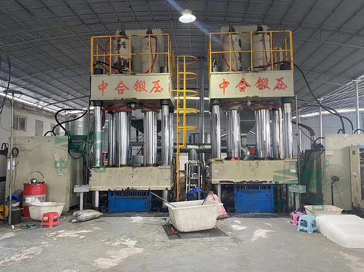 1000噸四柱液壓機.jpg 1000噸四柱液壓機.jpg