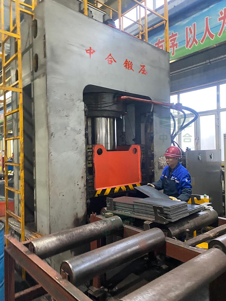 800T框架式液壓機.jpg 800T框架式液壓機.jpg