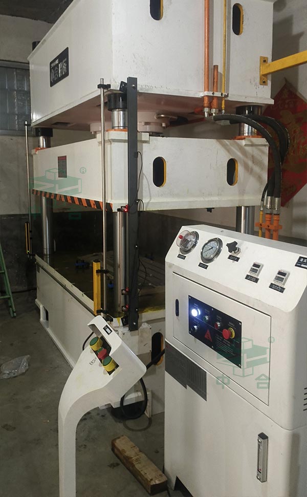 250噸四柱液壓機安裝完成.jpg 250噸四柱液壓機安裝完成.jpg