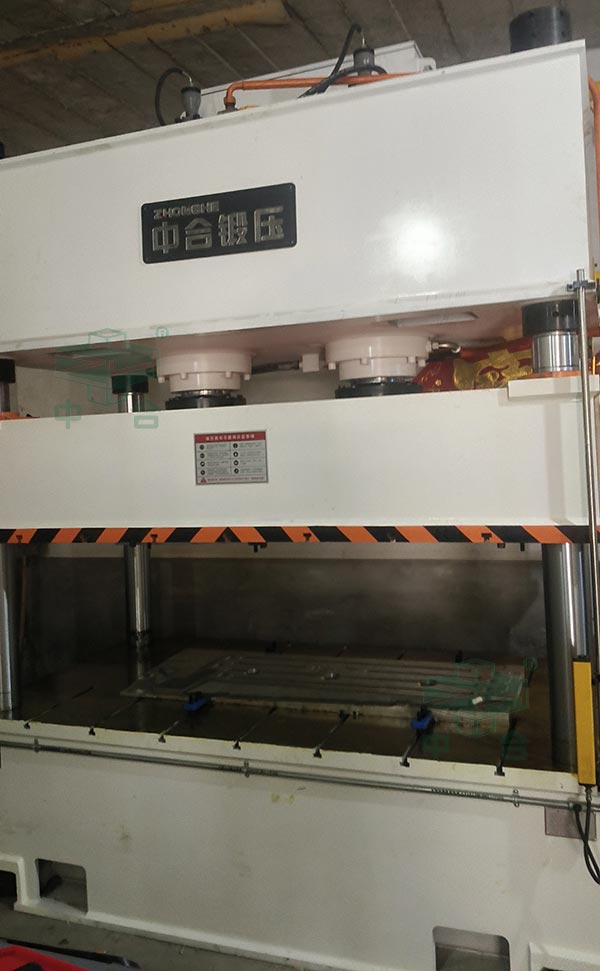 250噸四柱液壓機加工發動機下護板.jpg 250噸四柱液壓機加工發動機下護板.jpg