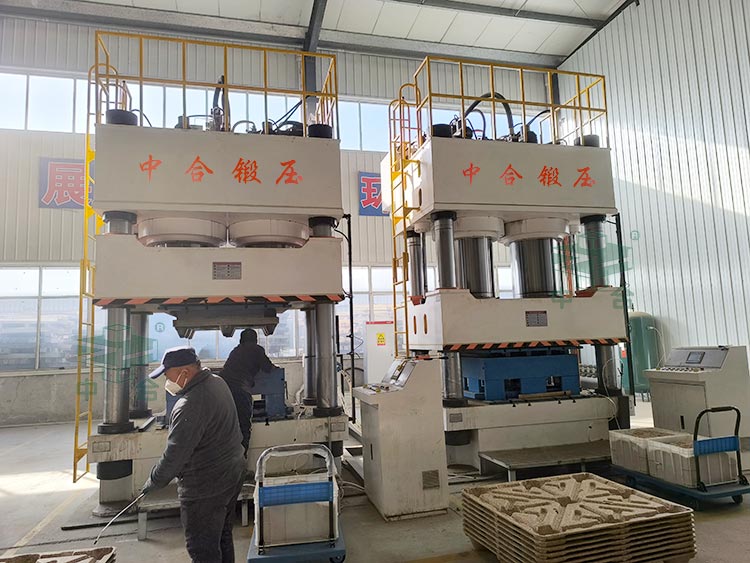 木屑托盤成型液壓機(jī)現(xiàn)場(chǎng).jpg 木屑托盤成型液壓機(jī)現(xiàn)場(chǎng).jpg