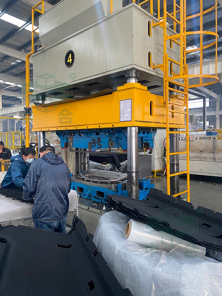 400噸三梁四柱液壓機.jpg 400噸三梁四柱液壓機.jpg