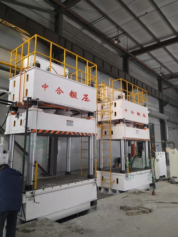 630噸四柱液壓機(jī)安裝現(xiàn)場.jpg 630噸四柱液壓機(jī)安裝現(xiàn)場.jpg