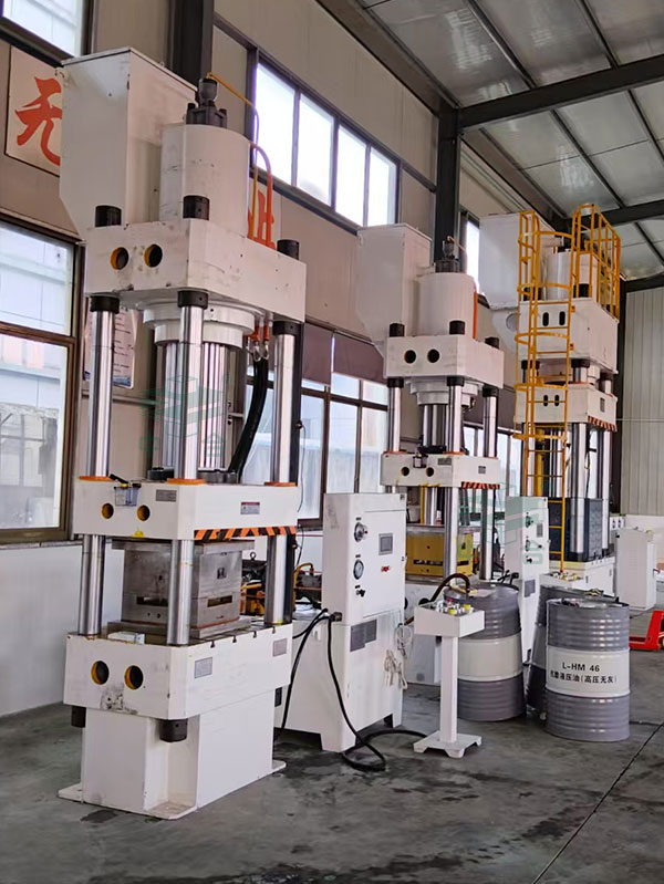 防彈頭盔成型液壓機現(xiàn)場.jpg 防彈頭盔成型液壓機現(xiàn)場.jpg