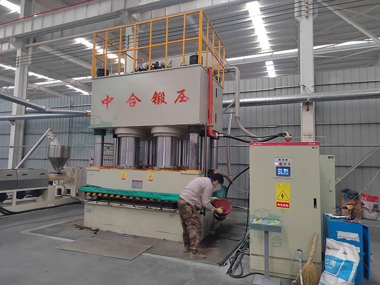 1250噸液壓機.jpg 1250噸液壓機.jpg