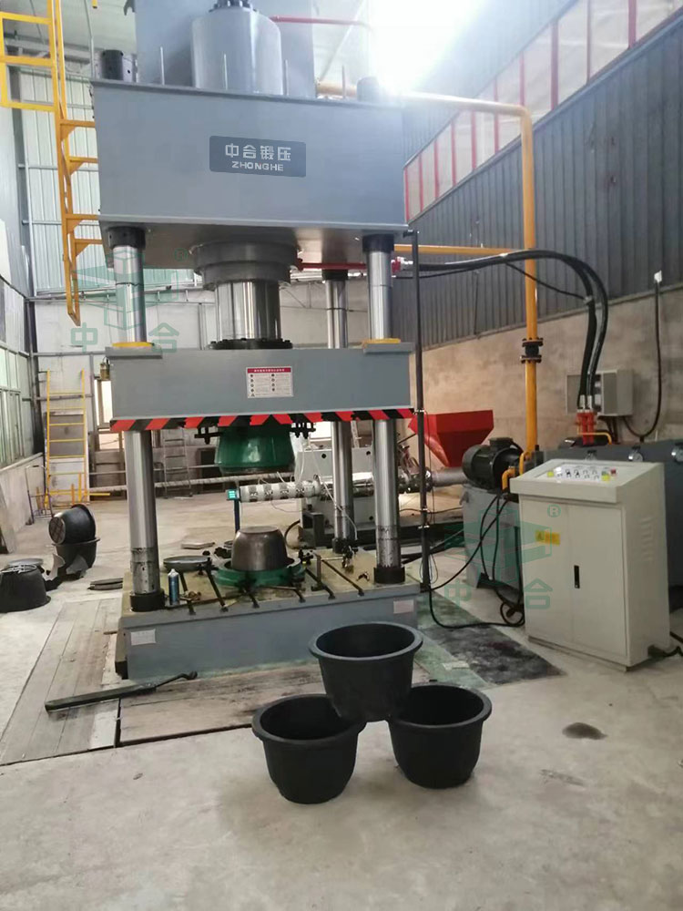 500噸復(fù)合材料液壓機(jī).jpg 500噸復(fù)合材料液壓機(jī).jpg