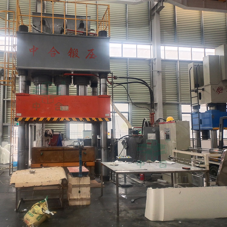 1500噸四柱液壓機.jpg 1500噸四柱液壓機.jpg