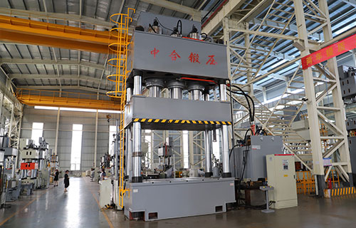 1500噸四柱液壓機在汽車導流罩成型工藝中的優勢