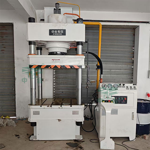 315噸三梁四柱液壓機現場