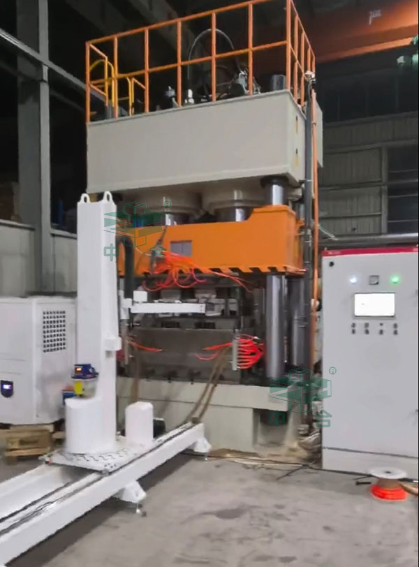 塑料托盤生產(chǎn)線現(xiàn)場.jpg 塑料托盤生產(chǎn)線現(xiàn)場.jpg